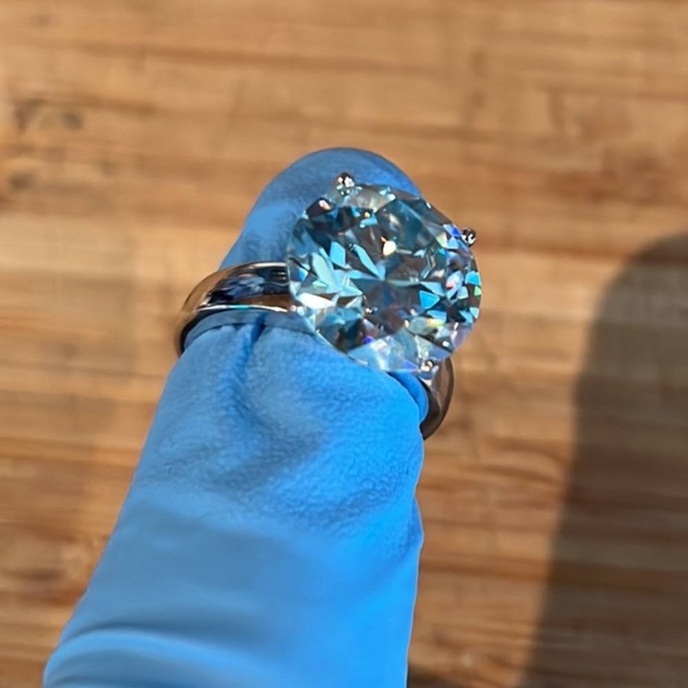 9.14 Ct Ice Blue Moissanite Ring set in 925 silver band. - Picture 4 of 12